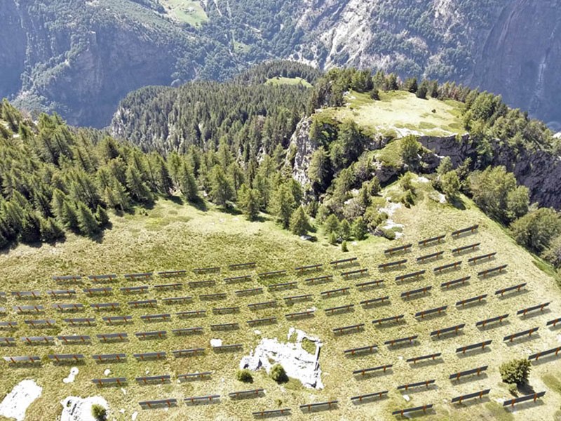 瑞士阿尔卑斯山太阳能发电站建设持续推进，但争议依然存在